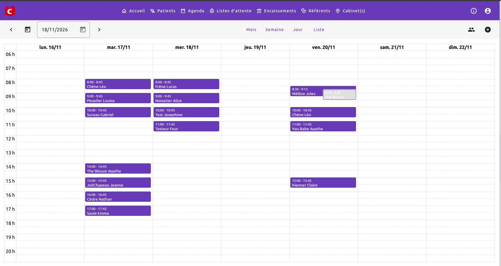 Agenda CalConsult en vue semaine, du lundi au dimanche : les consultations d'un praticien, chacune avec son horaire et le nom du patient.