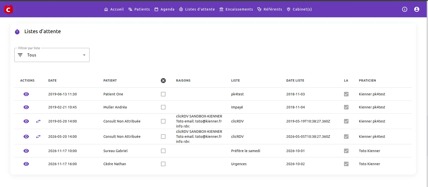 Écran « Listes d'attente » de CalConsult : consultations inscrites avec date, patient, raisons, nom de la liste, date d'inscription et praticien.