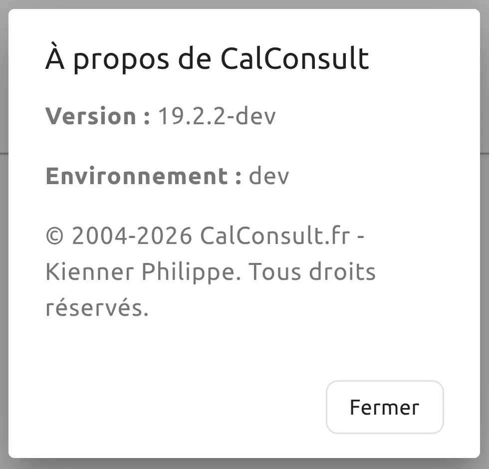 Fenêtre « À propos de CalConsult » sur téléphone, avec les lignes « Version : », « Environnement : » et le bouton « Fermer ».