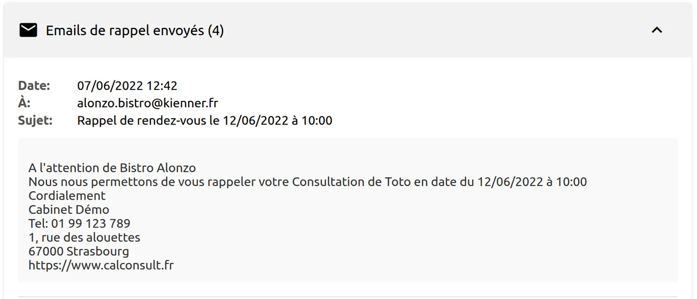 Bloc « Emails de rappel envoyés (4) » du dossier d’un patient, déplié : le dernier rappel, avec « Date: » 07/06/2022 12:42, « À: » l’adresse du patient, « Sujet: » Rappel de rendez-vous le 12/06/2022 à 10:00, puis le texte du message : « A l’attention de », le rappel du rendez-vous avec la date et l’heure, « Cordialement », et le nom, le téléphone, l’adresse et le site web du cabinet.