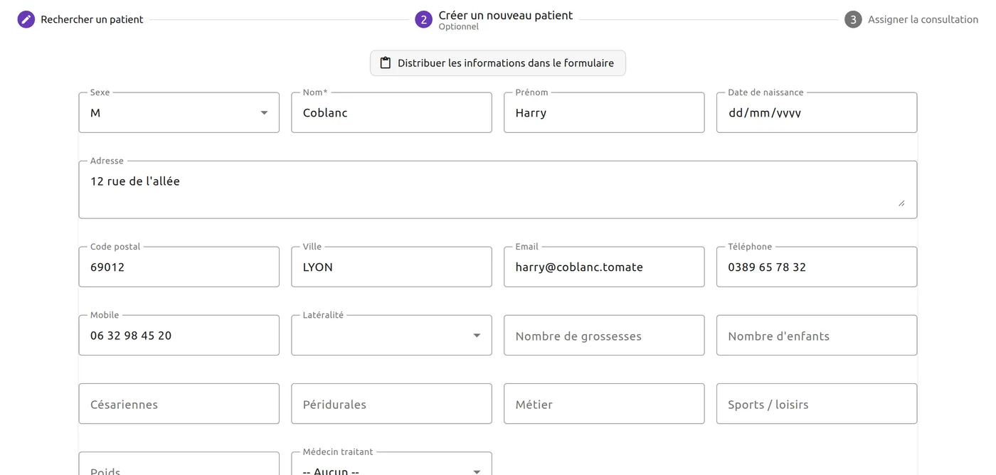 Étape « Créer un nouveau patient » : le bouton « Distribuer les informations dans le formulaire », puis le formulaire du patient rempli à partir des motifs : « Sexe » M, « Nom » Coblanc, « Prénom » Harry, « Adresse », « Code postal » 69012, « Ville » LYON, « Email », « Téléphone » et « Mobile ». Le formulaire continue plus bas.