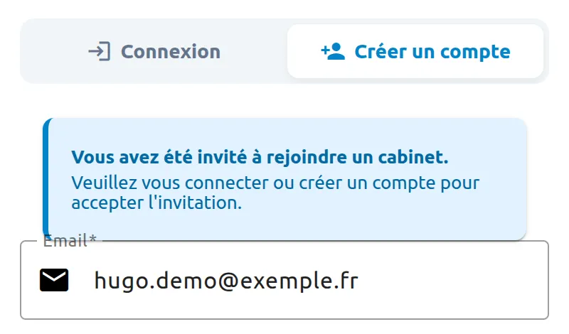 Écran de connexion ouvert depuis le lien d’invitation : l’onglet « Créer un compte » est sélectionné, un bandeau bleu indique « Vous avez été invité à rejoindre un cabinet. », et le champ « Email » contient l’adresse invitée.